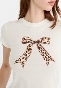 Stradivarius WITH LEOPARD BOW 06613283 - T-shirts print - beige