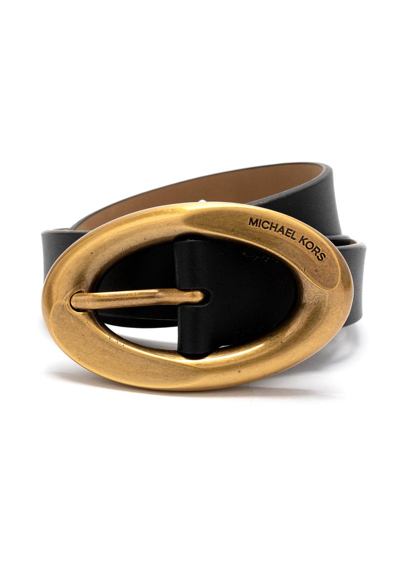 Sort læderbælte med stort ovalt antik-guld spænde indgraveret med "Michael Kors", snoet på hvid baggrund.