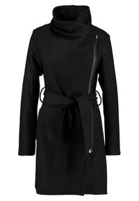 Černý kabát s vysokým límcem, asymetrickým zapínáním na zip a páskem v pase. Vyroben z hladké, strukturované látky s dlouhými rukávy.