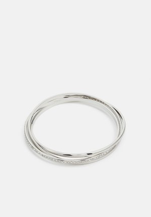 Zilveren armbandenset met twee gladde banden en één versierd met kleine heldere kristallen, met een gepolijste afwerking en cirkelvormig ontwerp.