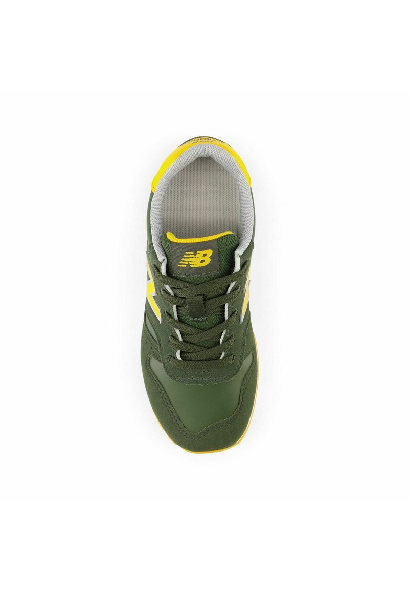 Chaussure de sport verte en matériau texturé, avec des accents gris et jaune, des lacets et une semelle intérieure rembourrée.