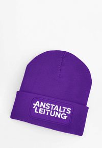 Purple knit beanie with a folded cuff and a rectangular white patch featuring the text "ANSTALTSLEITUNG" in bold font.