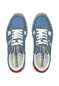 Baskets bleues et grises en toile et en daim, avec des lacets blancs, des accents rouges, et une semelle en caoutchouc texturé avec un logo sur la languette.