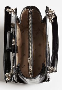 Zwarte handtas van lakleer met een gestructureerd ontwerp, voorzien van zilveren beslag, een ritsvak en een interieur met een patroon.