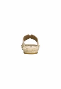 Beige espadrille met een open achterkant, jute-geweven zool en een gladde stoffen bovenkant. Voorzien van een platte hak en een ronde opening aan de voorkant.