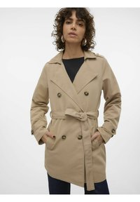 Beige trenchcoat med belagd midja, dubbelknäppt design, stora knapppar och sidofickor. Slät tyg, slagkrage.