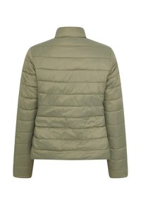 Olijfgroene pufferjack met een staande kraag en horizontale quilting. Gladde, glanzende textuur; lange mouwen zonder zichtbare sluitingen.
