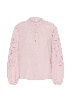 Světle růžová košile na knoflíky s mandarínským límečkem a dlouhými rukávy, která má vyšívané květinové vzory na rukávech a nařasené manžety.