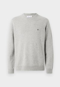 Ljust grått stickat tröja med rundad hals, långa ärmar, ribbade muddar och nederkant, med en liten svart logotyp på bröstet.