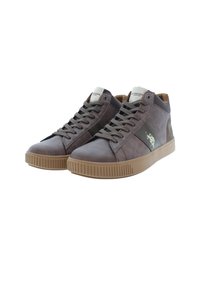 Sneakers alte marroni in pelle con superficie testurizzata, design con lacci e una suola in gomma beige a contrasto.