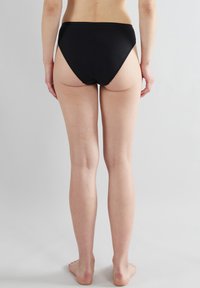 Hoog gewaisted zwarte bikini onderkant van gladde stof, met een strak ontwerp en naadloze randen voor comfort.