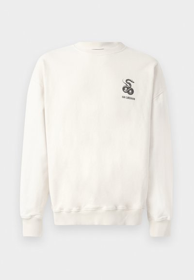 Hvid bomulds sweatshirt med rund halsudskæring, ribbede mansjetter og kant, med et sort slangemotiv og teksten "HAN KJØBENHAVN" på brystet.
