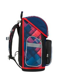 Zaino con rifiniture rosse, caratterizzato da un motivo geometrico blu e rosa. Progettato con più tasche e spallacci regolabili. Tessuto testurizzato.