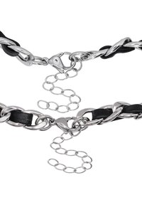 Collana in catena di metallo e pelle caratterizzata da maglie in tono argento alternate a dettagli in pelle nera, con chiusura e catena di estensione.