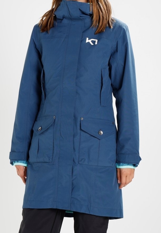 Blaue wasserdichte Parka mit hohem Kragen, Druckknopf- und Reißverschluss, zwei vorderen Taschen mit Klappen und Logo auf der Brust. Leichtes Material.