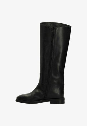 Zwarte leren kniehoog laarzen met een slank ontwerp, zijrits, ronde neus en een platte hak. Gladde textuur met minimale hardware accenten.