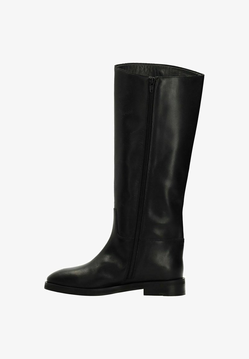 Zwarte leren kniehoog laarzen met een slank ontwerp, zijrits, ronde neus en een platte hak. Gladde textuur met minimale hardware accenten.