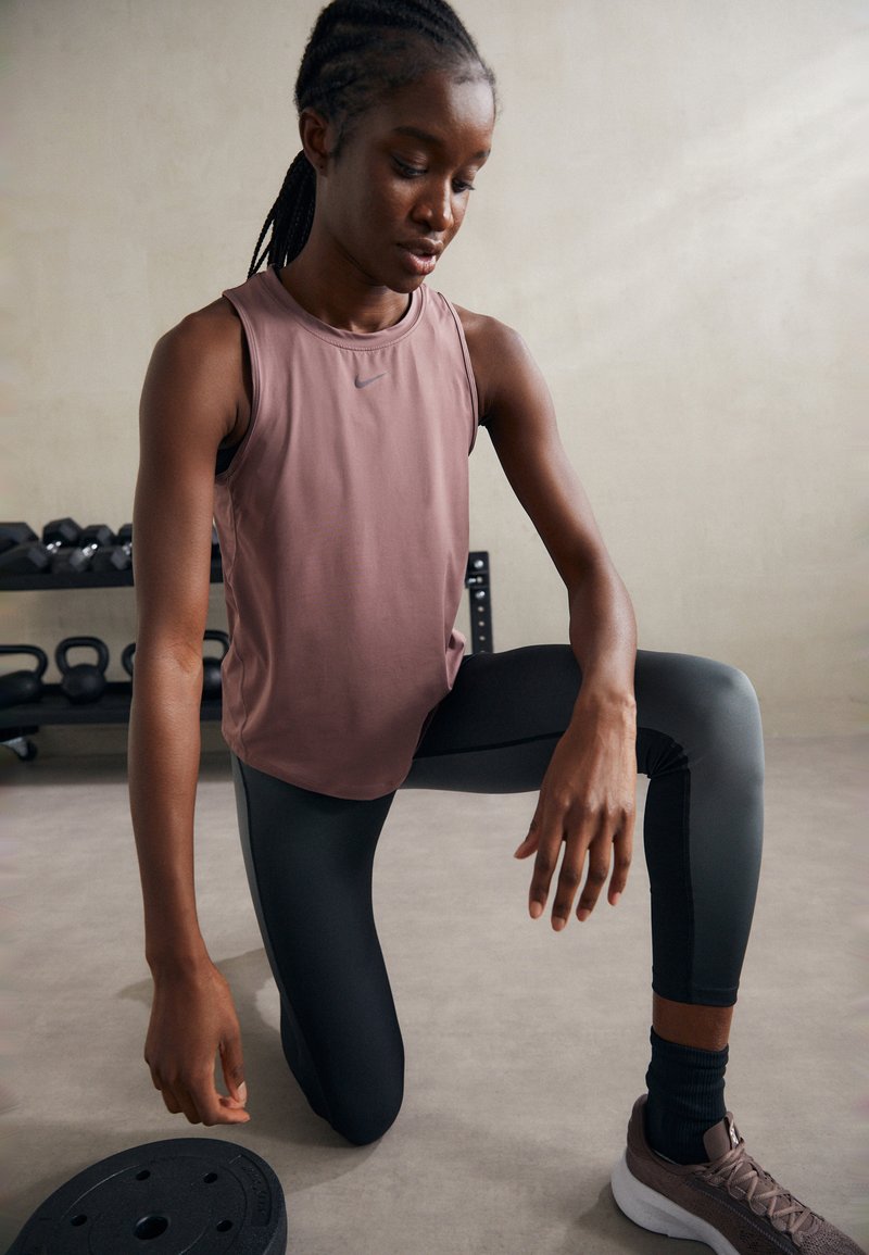 Nike Performance ONE CLASSIC TANK - Topper - smokey mauve/(black)