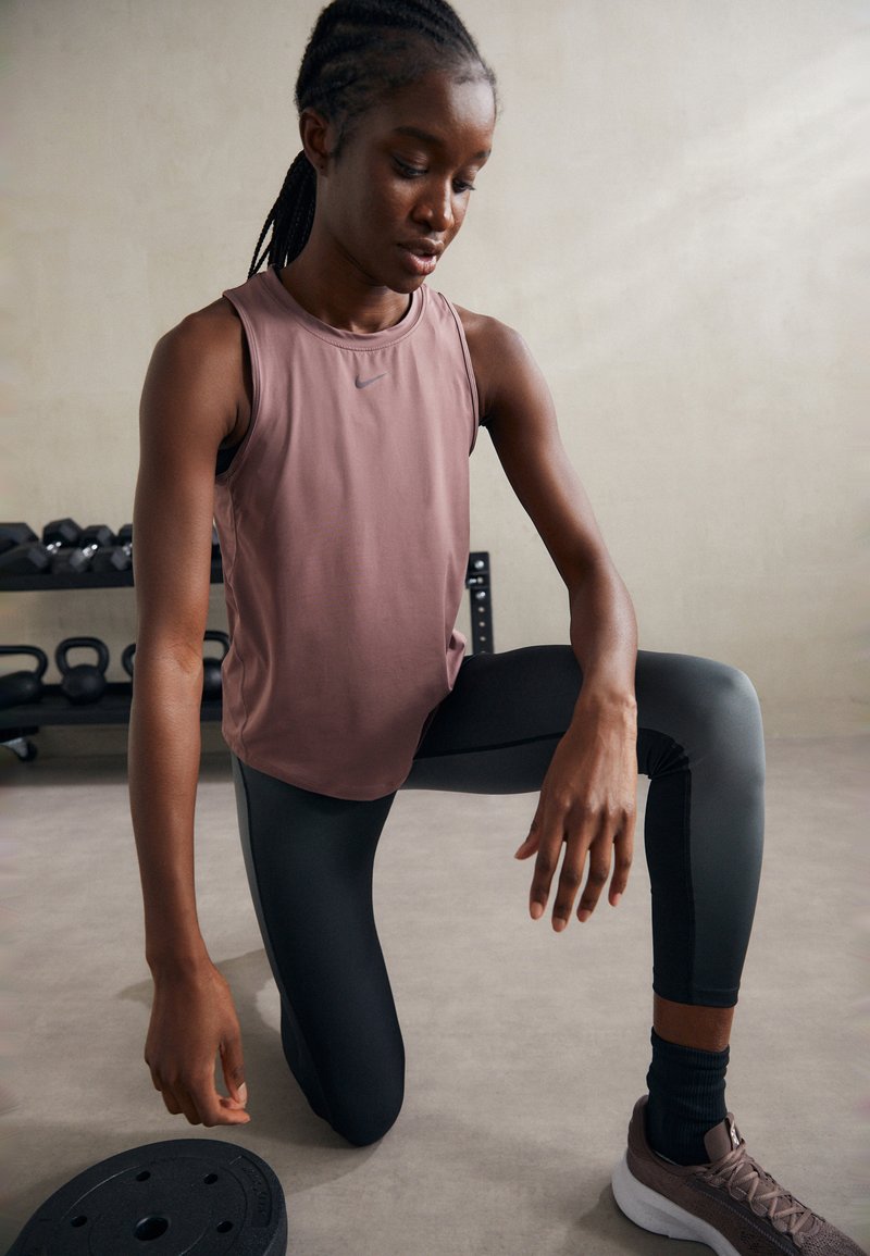 Nike Performance - ONE CLASSIC TANK - Top - smokey mauve/(black), Vergroten