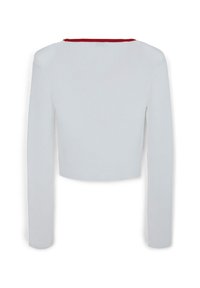 Weißes, kurz geschnittenes Longsleeve-Oberteil mit gerippter Textur und rundem Halsauschnitt in Rot akzentuiert. Minimalistisches Design, geeignet zum Layering.