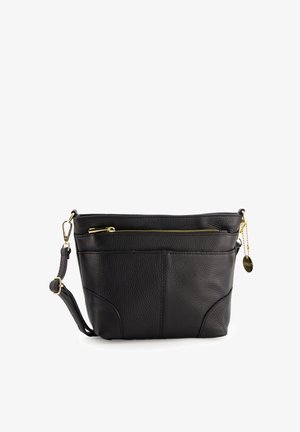 Schwarze Leder-Crossbody-Tasche mit strukturiertem Finish, ausgestattet mit einem oberen Reißverschluss, einer Außentasche, goldfarbenen Beschlägen und einem verstellbaren Träger.