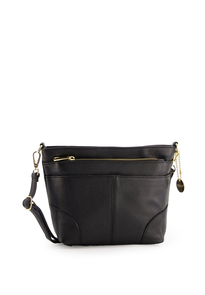 Zwarte leren crossbody tas met een gestructureerde afwerking, voorzien van een bovenrits, een buitenvak, goudkleurige hardware en een verstelbare schouderriem.