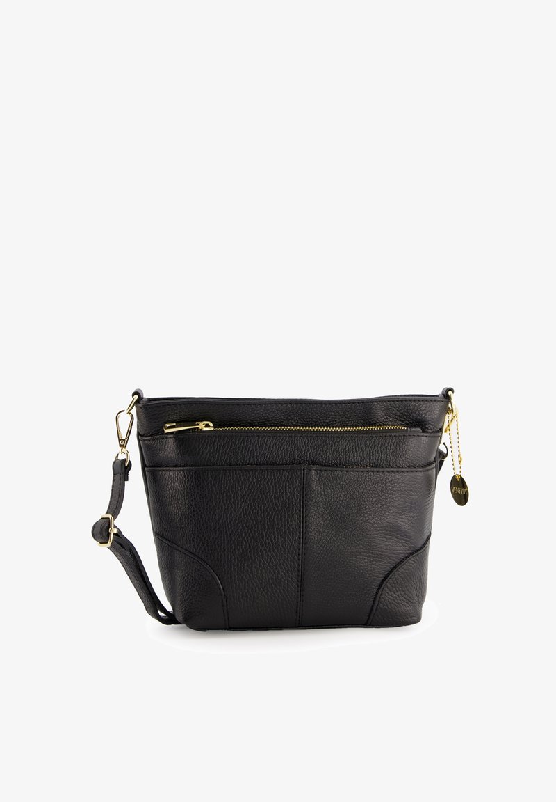 Zwarte leren crossbody tas met een gestructureerde afwerking, voorzien van een bovenrits, een buitenvak, goudkleurige hardware en een verstelbare schouderriem.