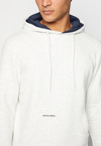 Jack & Jones JJCONTRAST HOOD - Camisola - white melange