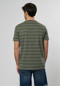 Camiseta de manga corta en color verde oliva con rayas horizontales en blanco y marino. Cuello redondo con detalle de costura visible en la parte posterior.