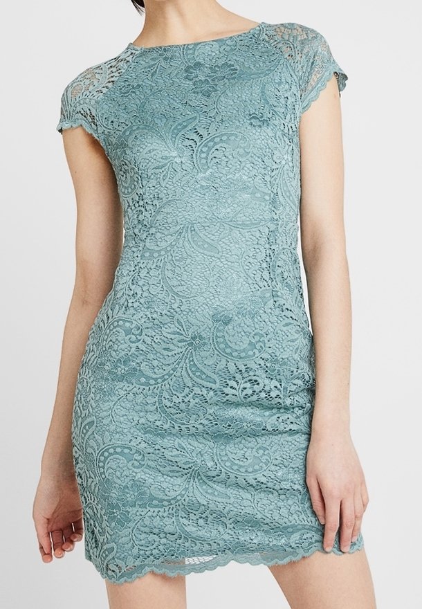 Türkises Spitzekleid mit kurzen Cap-Ärmeln, taillierter Silhouette, gewelltem Saum, floralen Mustern und strukturierten Details im gesamten Kleid.