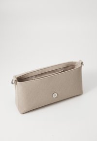 Pochette rectangulaire beige en matériau texturé, dotée d'une fermeture à pression et d'un seul compartiment. Design minimaliste sans motifs visibles.