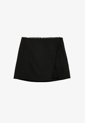 Schwarzer Minirock mit asymmetrischem Frontüberwurf und zartem Spitzenbesatz entlang des Taillenbunds und des vorderen Schlitzes.