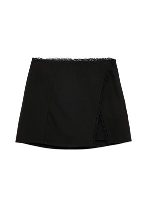 Zwarte mini-rok met asymmetrische voorliggende overslag en fijne kanten rand langs de tailleband en de voorste split.