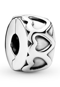 Silberner Charme-Perle mit herzförmigen Ausschnitten, glatter Oberfläche, abgerundeter Würfelform und einem zentralen Loch zum Auffädeln auf Armbänder.