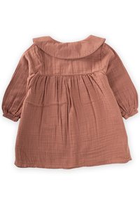 Abito color rosa realizzato in tessuto testurizzato, con colletto rotondo, maniche a sbuffo e dettaglio arricciato sul retro, lunghezza al ginocchio.