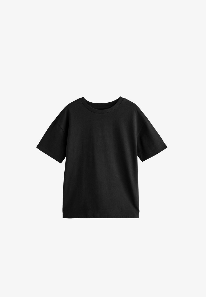 Fekete pamut póló rövid ujjakkal, kerek nyakkivágással és laza fitten. Sima textúra minták vagy dekorációk nélkül.