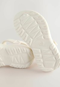 Next REGULAR FIT - TOUCH AND CLOSE FASTENING TREKKER - Vaellussandaalit - bone white