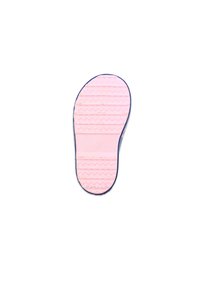 Semelle en caoutchouc rose avec un motif en zigzag, bordée de bleu foncé. Dispose d'un logo en relief et d'une surface texturée pour une meilleure adhérence.