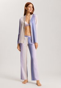 Set di pigiama leggero bicolore con camicia a bottone, colletto, maniche lunghe e pantaloni abbinati in tonalità di viola pastello.