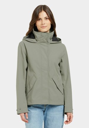 Helle graue wasserdichte Jacke mit hohem Kragen und Kapuze, ausgestattet mit zwei seitlichen Taschen und einem schlanken Design. Weiche Textur und minimalistische Hardware.
