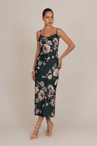 Robe en satin imprimée de fleurs dans un vert foncé avec des bretelles spaghetti, une silhouette ajustée et une longueur midi. Fleurs décoratives en beige et rose.