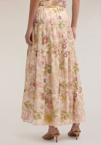 Fustă maxi florală cu un design în straturi. Material ușor în culori pastelate, prezentând modele de flori mari și un tiv elastic.