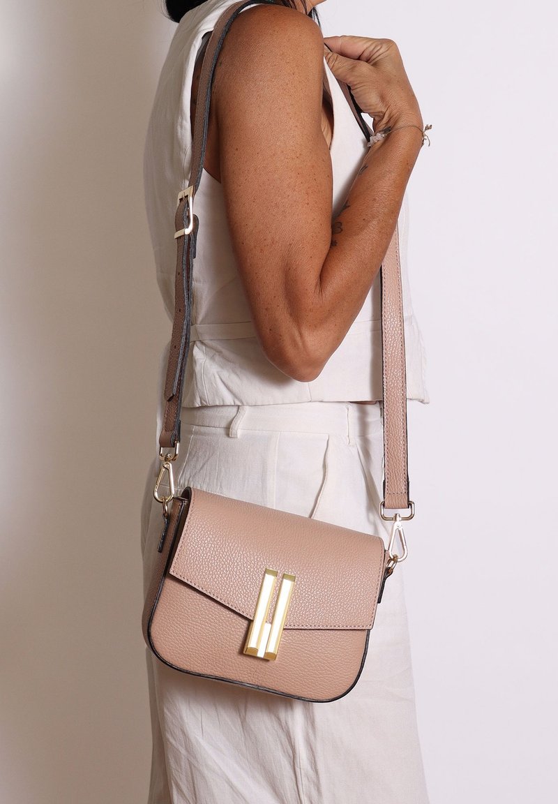 Borsa a tracolla in pelle texture rosa con chiusura a calamita e hardware dorato, dotata di una tracolla rimovibile e bordi a contrasto.