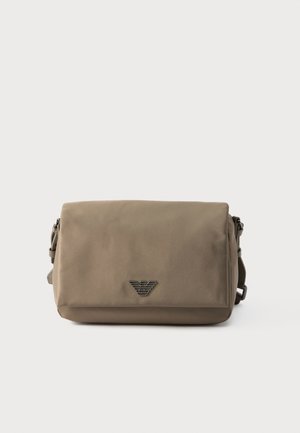 Sac bandoulière rectangulaire taupe avec fermeture à rabat et petit emblème métallique de logo centré à l'avant sur fond blanc.