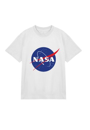 Witte katoenen T-shirt met een circulair blauw NASA-logo met een rode swoosh, tegen een sterrenachtige achtergrond. Korte mouwen en ronde hals.