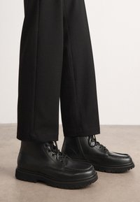 Neizvēlēts, triple black