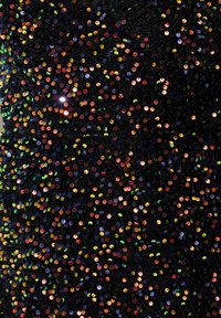 Svart tyg prytt med flerfärgade paljetter i olika storlekar, vilket skapar en texturerad och reflekterande yta med livfulla accenter.