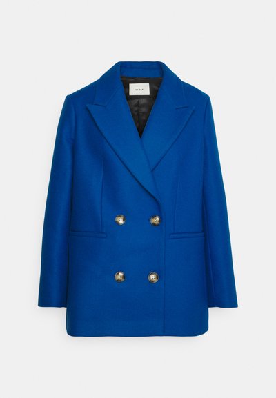 Palton albastru cu două rânduri de nasturi, realizat dintr-un material texturat, cu nasturi mari aurii, rever în formă de vârf și două buzunare frontale. Fodrea neagră vizibilă la interior.