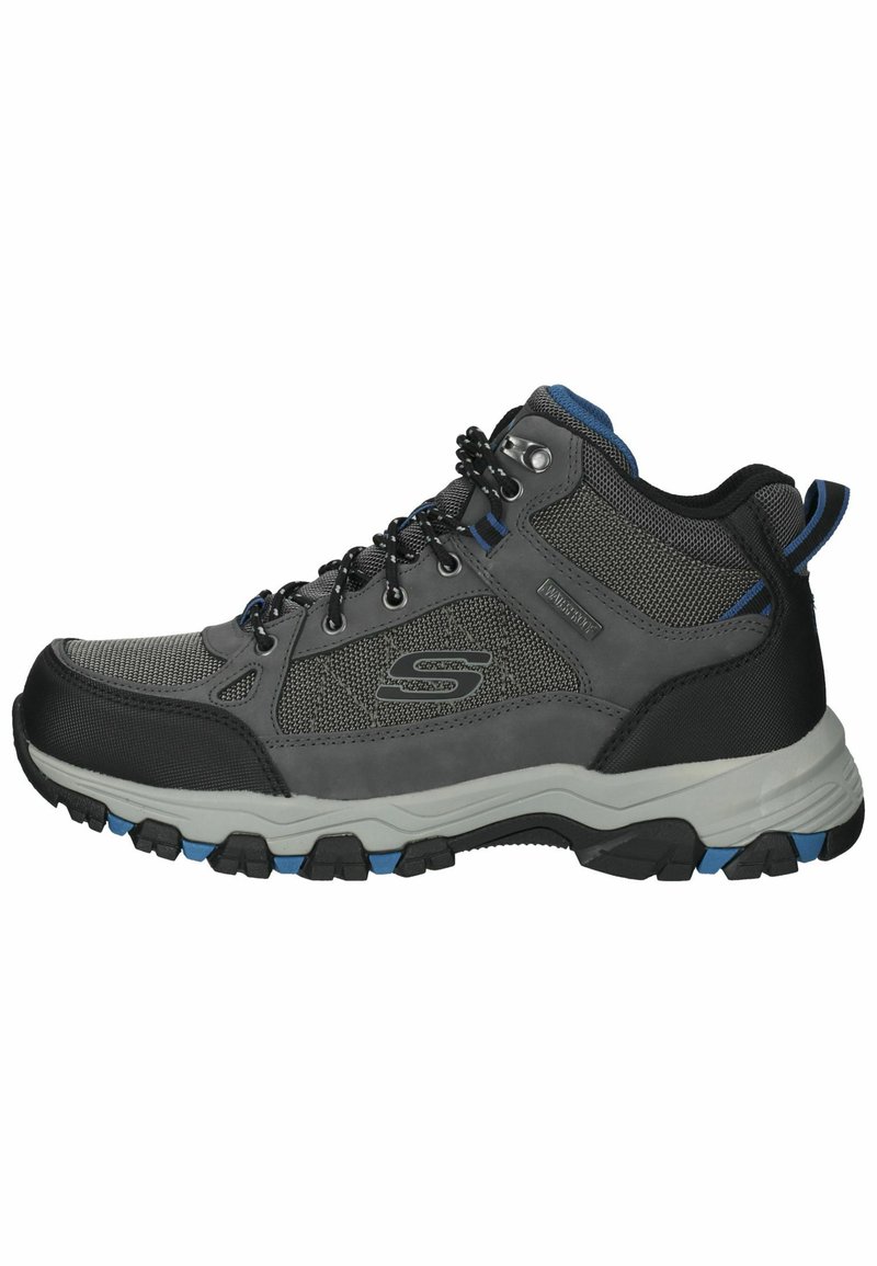 Botas de senderismo de altura media en gris con detalles en negro. Parte superior de malla y sintético, puntera reforzada y cordones texturizados. Suela de goma con detalles en azul.