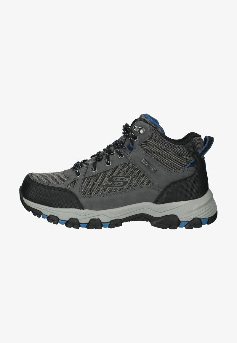 Scarpe da trekking di altezza media grigie con accenti neri. Parte superiore in mesh e sintetico, punta rinforzata e lacci testurizzati. Suola in gomma con dettagli blu.
